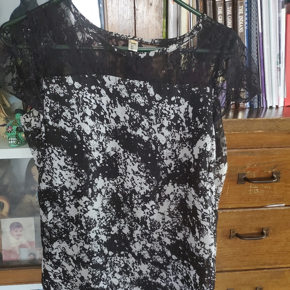 A top lace black dress